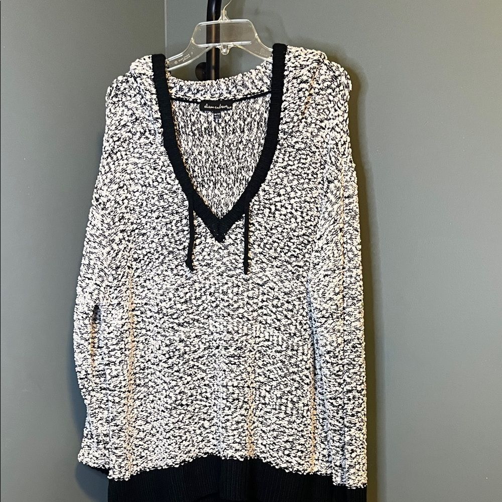 Allison Andrews Elegant Black and White Hooded V-Neck Sweater
